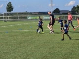 Laatste training S.K.N.W.K. JO8-1 (partijtje tegen de ouders) van maandag 2 juni 2025 (44/123)